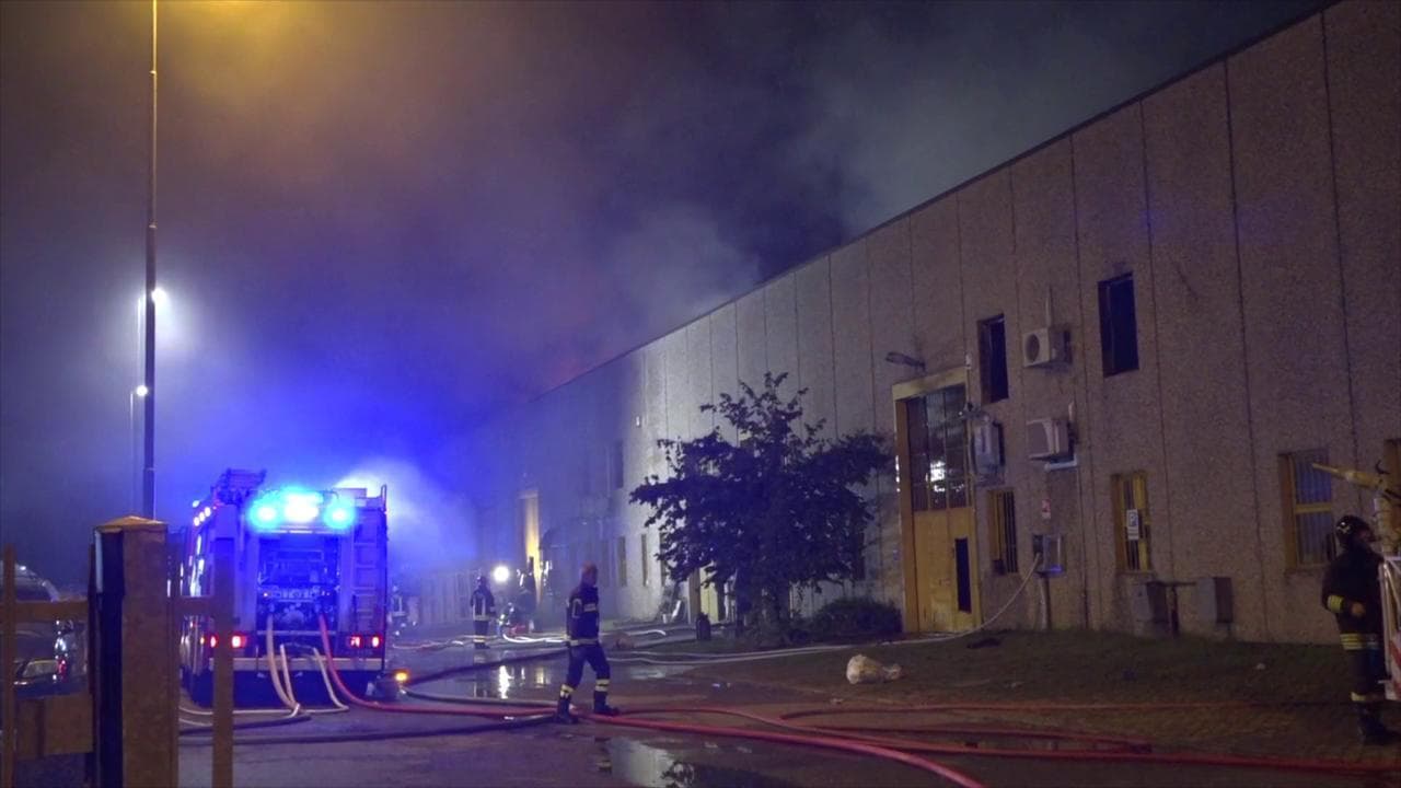 Maxi-incendio in Brianza: a fuoco alcuni capannoni a Villasanta
