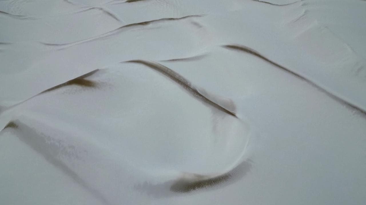 Il più grande deserto cinese si trasforma: le dune dorate diventano bianche insieme al lago Tarim
