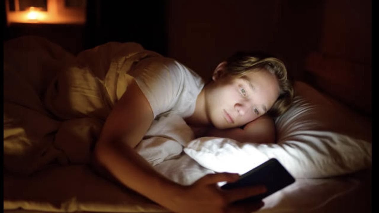 Adolescenti connessi tutta la notte, l'esperto: "Ecco come contrastare il 'vamping'"