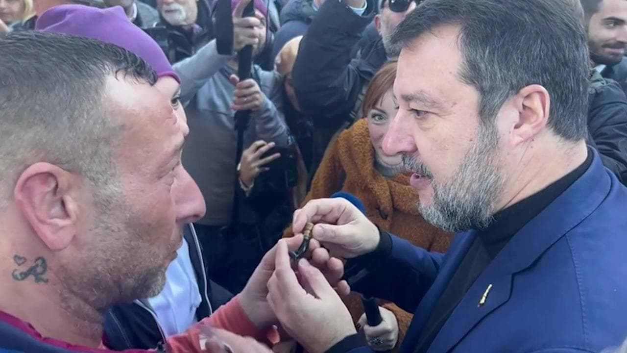 Atreju 2023, Salvini si presta alla cerimonia del "cornetto" napoletano portafortuna