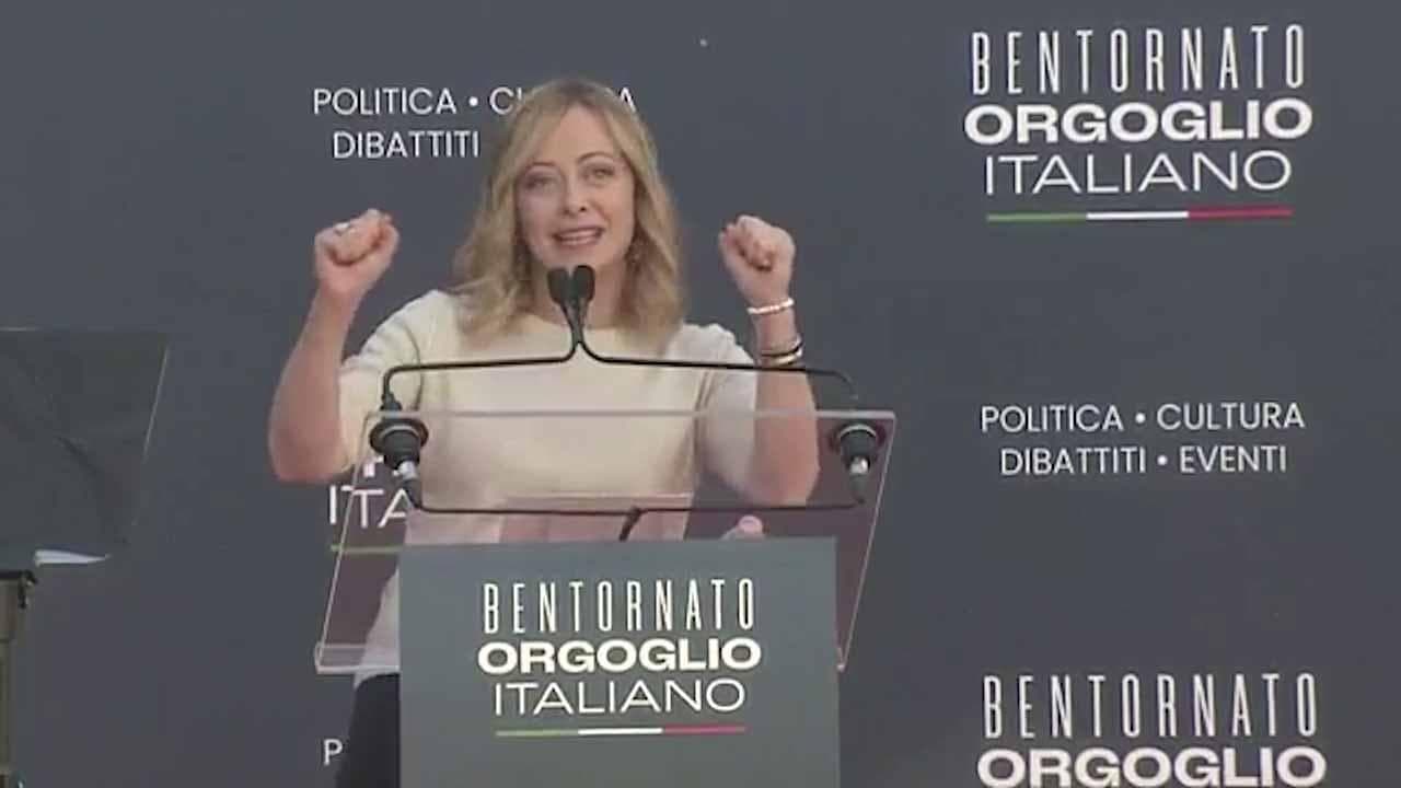 Atreju 2023 - Botta e risposta supporter-Meloni: "Daje Giorgia!". Lei: "Grazie teso'!"