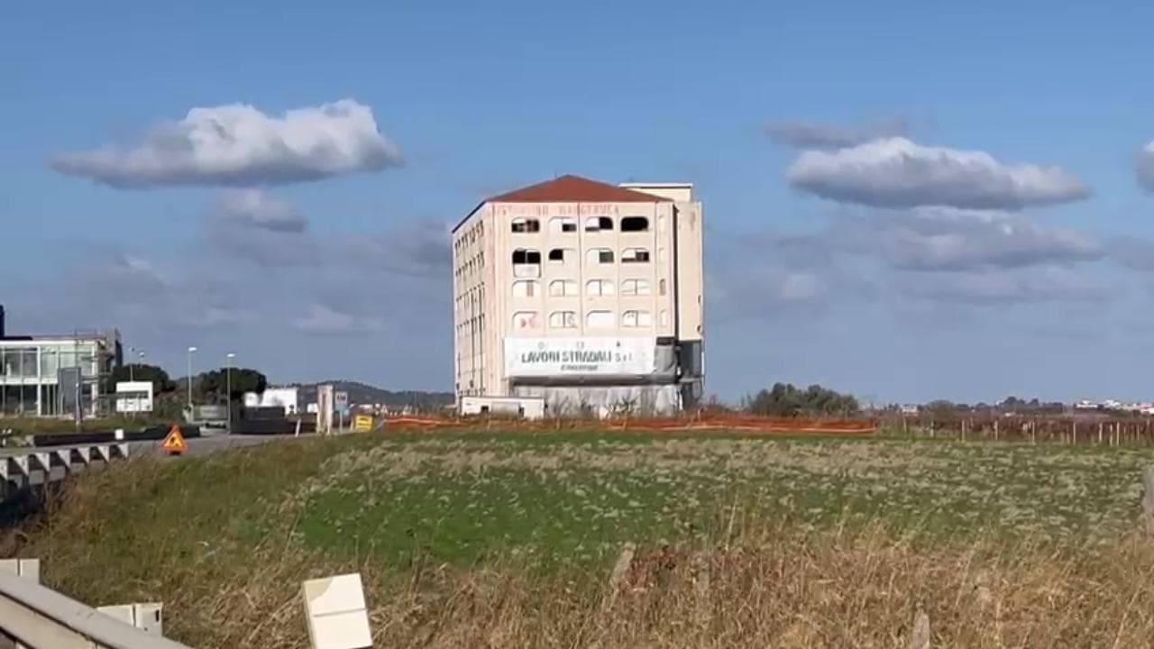 Abbattuto l’ecomostro della ndrangheta in Calabria: il video