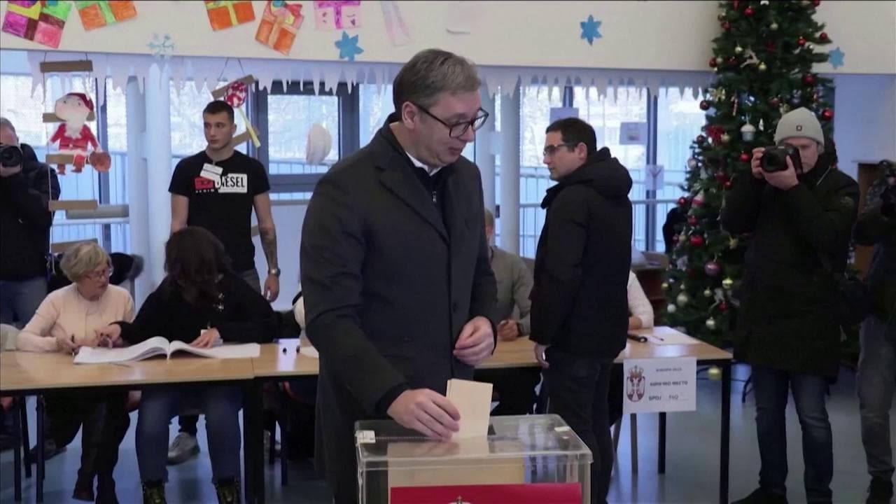 Elezioni in Serbia, il presidente Vucic al seggio