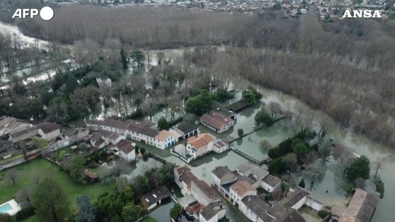 Maltempo in Francia, l'acqua fa sparire case e campi: le immagini dal drone