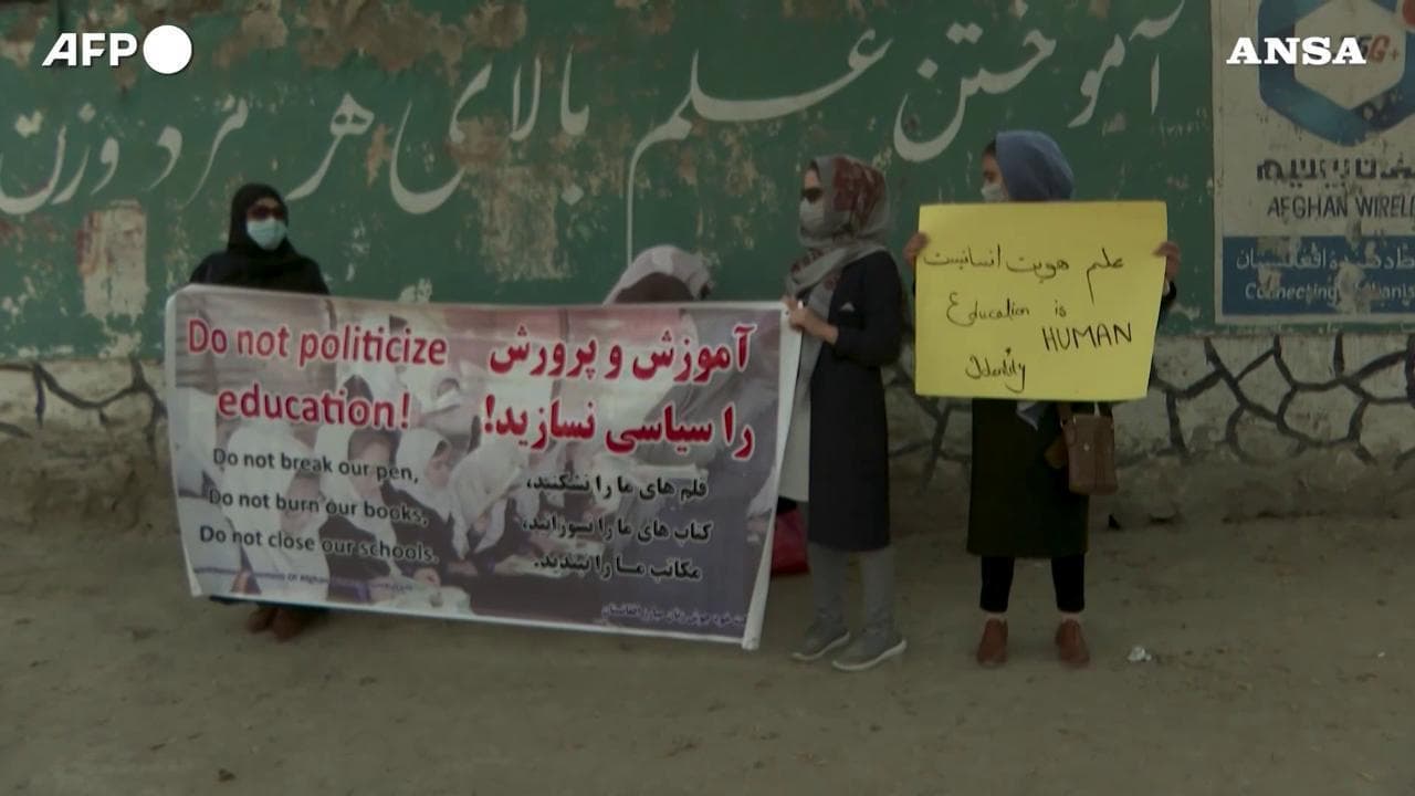 Afghanistan, donne in piazza per l'istruzione e i talebani sparano in aria
