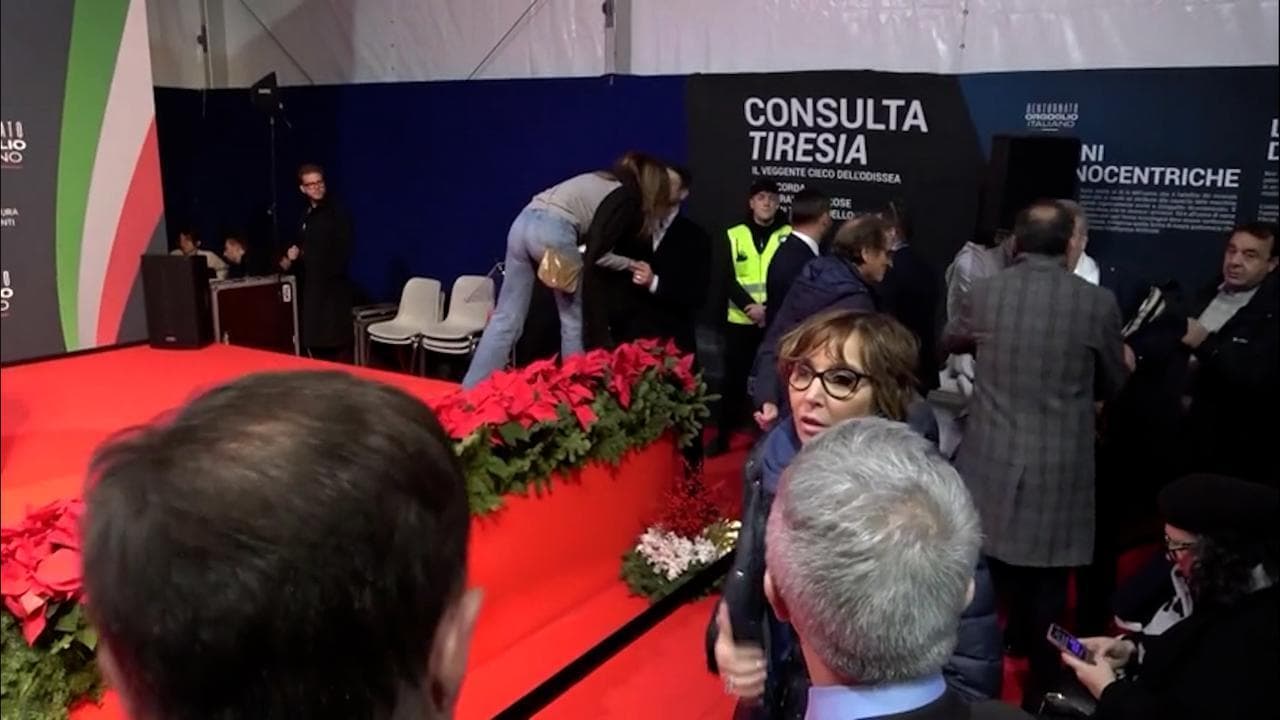 Giambruno a sorpresa tra gli stand di Atreju: il saluto con Arianna Meloni