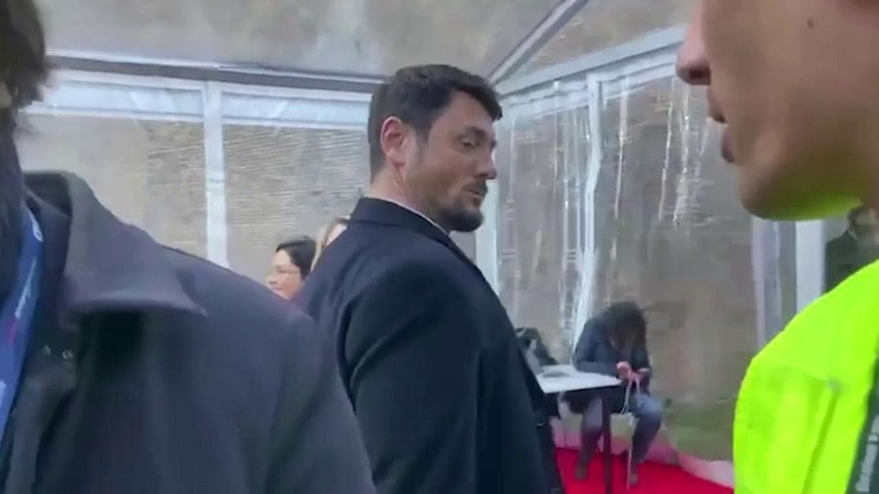 Giambruno arriva ad Atreju, Arianna Meloni ai giornalisti: "Sorpresa? Siete inopportuni"