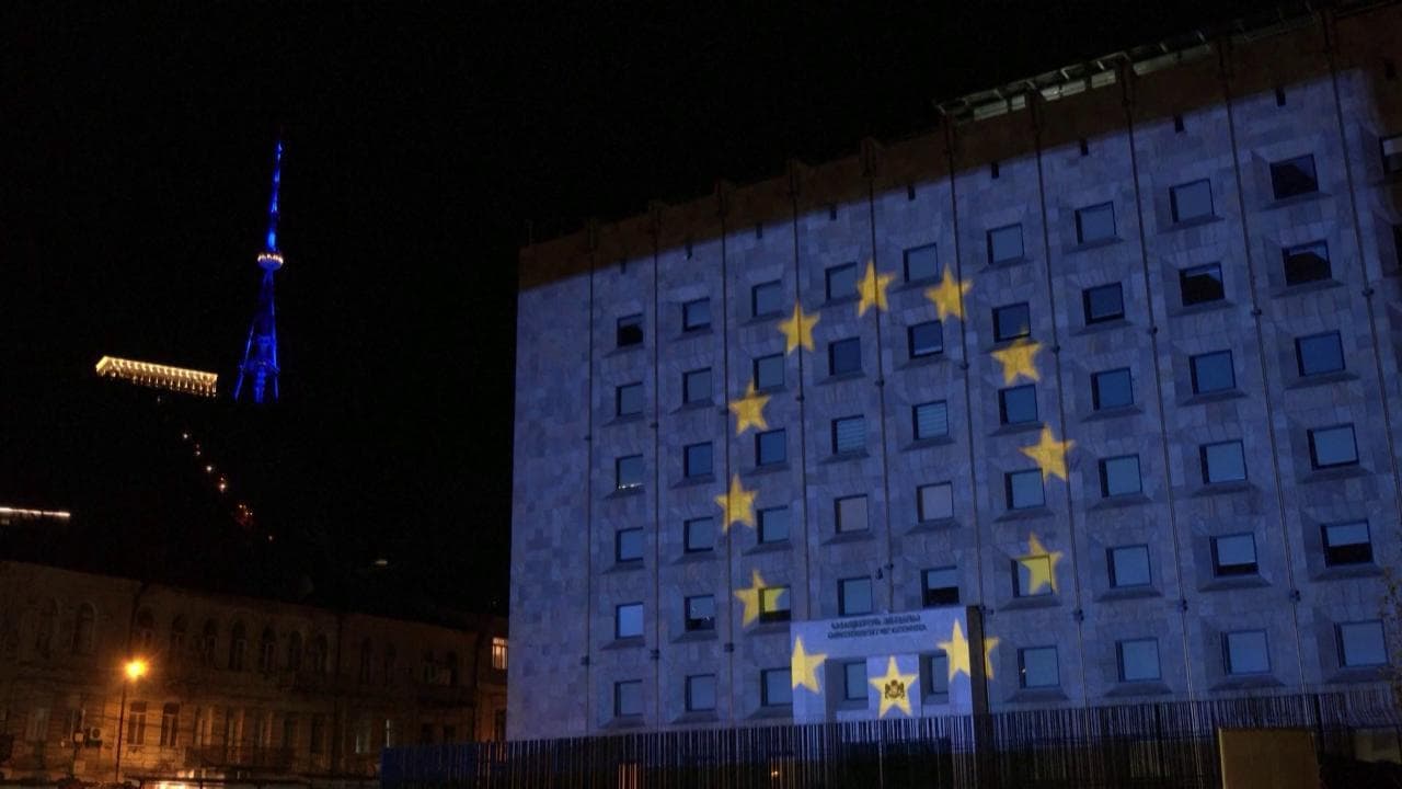 Georgia, la bandiera dell'Ue illumina la torre delle telecomunicazioni e il palazzo del governo