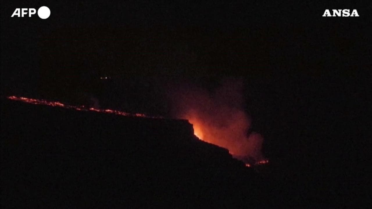 Canarie, la lava del vulcano raggiunge il mare: a La Palma rischio di nubi tossiche