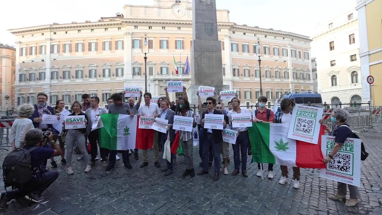 A Montecitorio la protesta dei Radicali: "Giù le mani dal referendum sulla cannabis"
