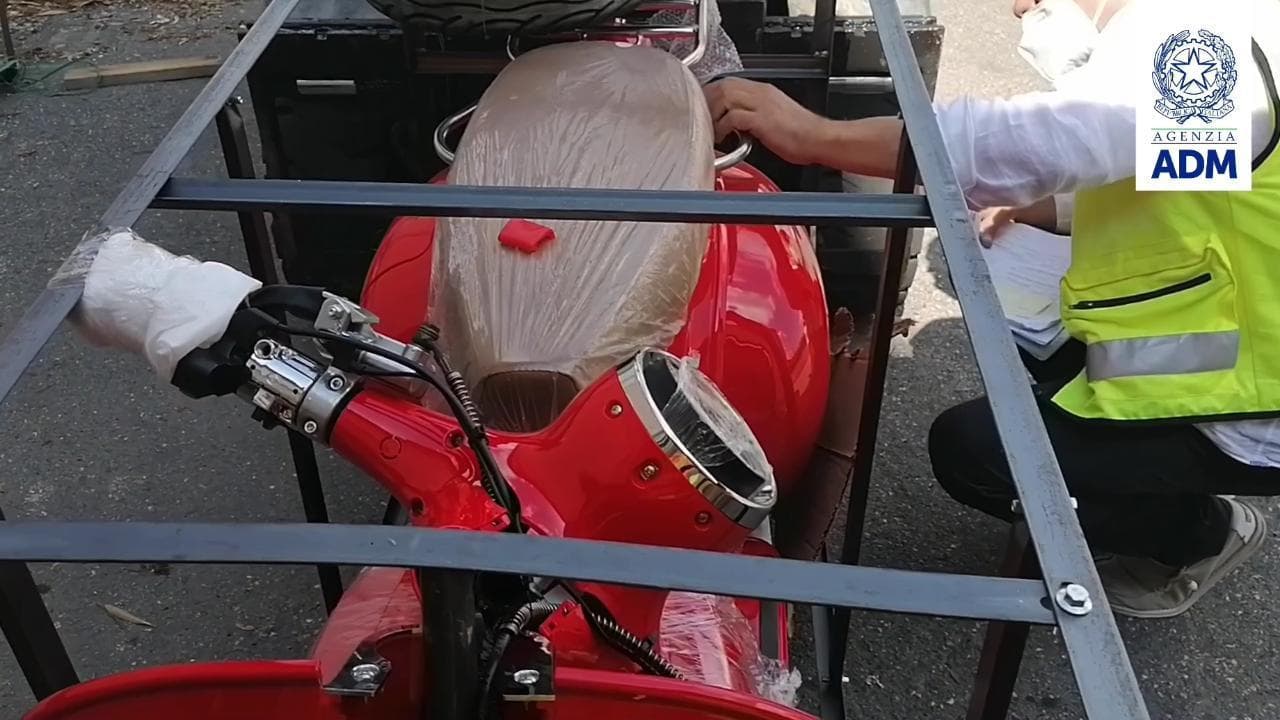 I falsi scooter Vespa al porto di Livorno