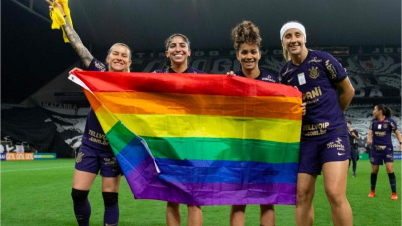 Calcio femminile, il Corinthians vince il campionato brasiliano: è festa con la bandiera arcobaleno