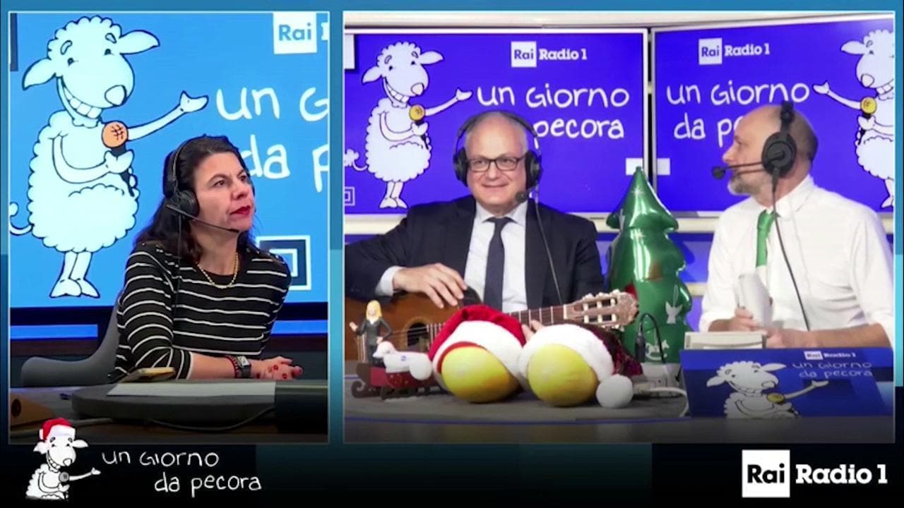 "Un giorno da pecora", Gualtieri imbraccia la chitarra e dedica "Tanto pe' cantà" a Giorgia Meloni