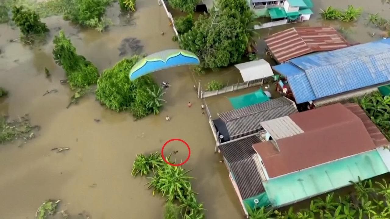 Thailandia, il cibo arriva dal cielo: i paramotoristi lanciano alimenti sulle zone colpite dall'alluvione