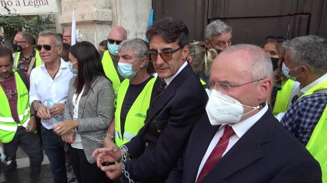 Protesta Alitalia a Roma, i lavoratori si incatenano: "Venga il ministro Franco a scioglierci"