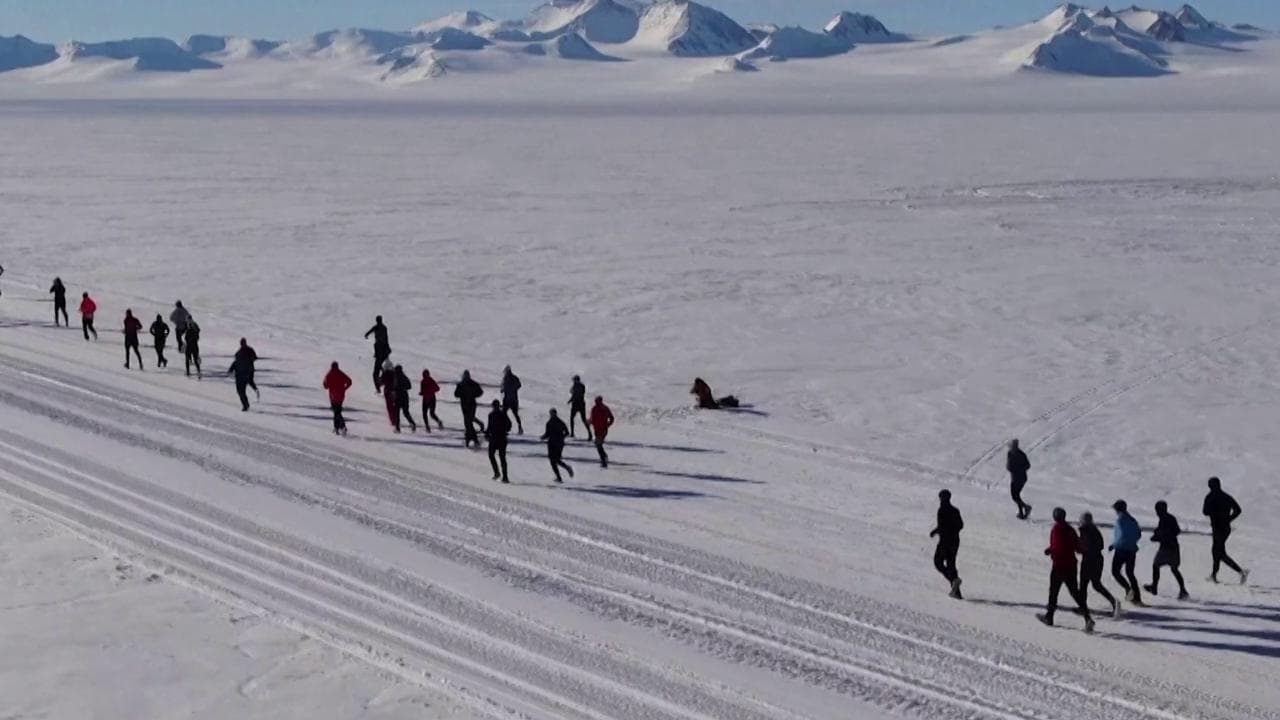 La maratona del Polo Sud: tra ghiaccio e venti forti, 42 chilometri di corsa e sottozero
