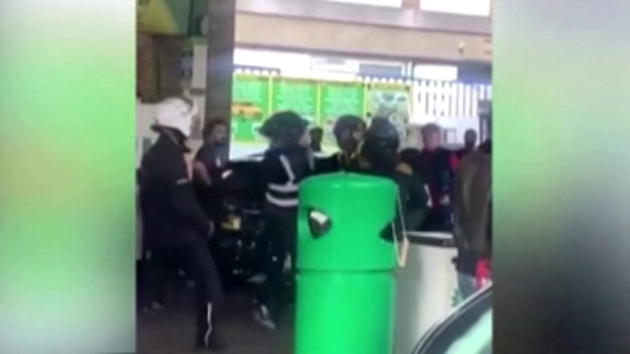 Gran Bretagna, risse e file chilometriche ai distributori: scarseggia la benzina e sale la tensione