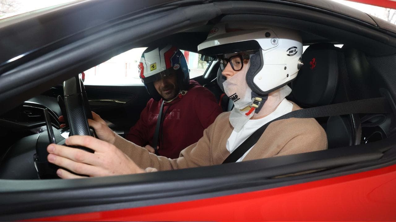 Jannik Sinner guida una Ferrari sul circuito di Fiorano: "Una figata atomica"