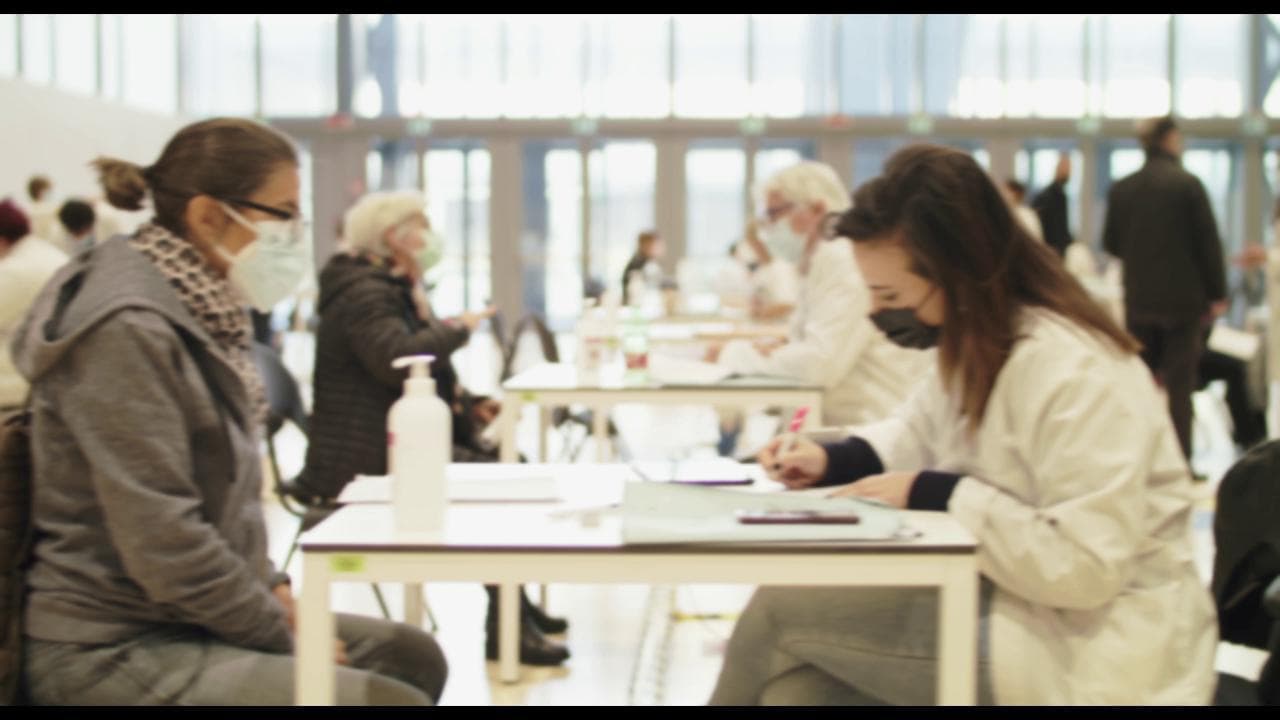 "Giorni di Nuvola", il trailer: storia dell'hub vaccinale più grande d'Italia