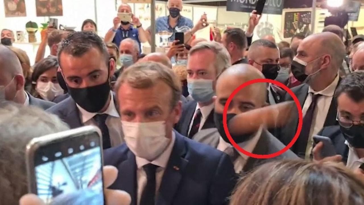 Francia, Macron colpito da un uovo durante una visita a Lione