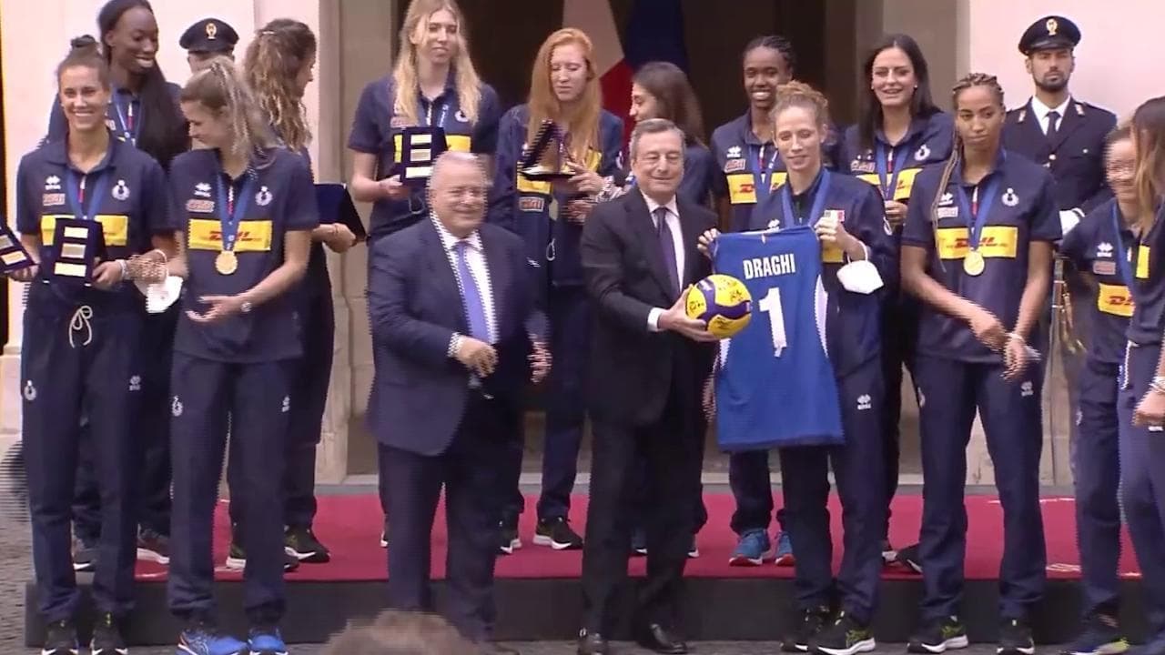 Draghi incontra le nazionali di volley: "Mesi indimenticabili per lo sport italiano"