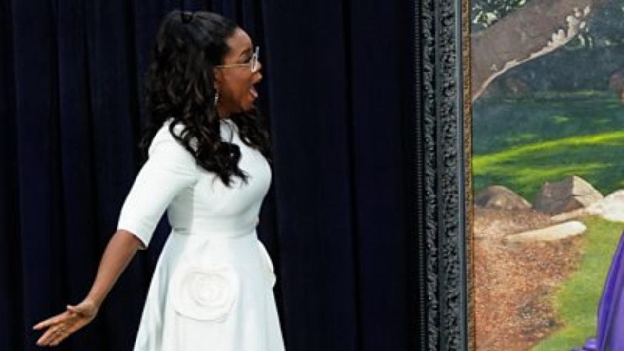 La reazione di Oprah quando viene svelato il suo ritratto alla Smithsonian tra quelli di Obama e Lincoln