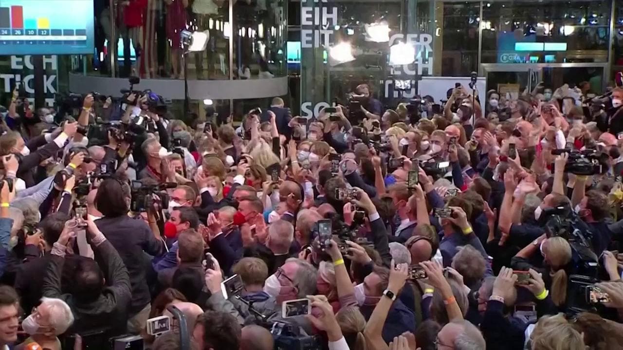 Elezioni Germania, l'urlo di gioia al comitato elettorale della Spd ai primi exit poll