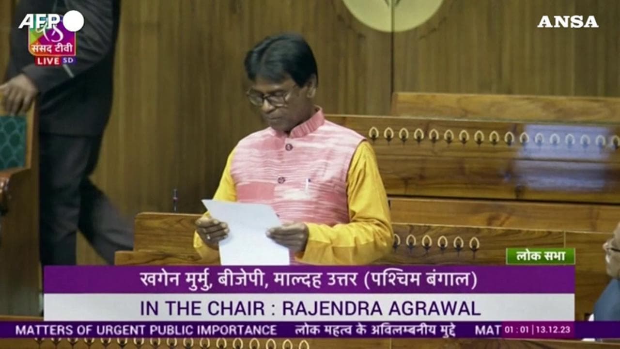 India, lancio di fumogeni in Parlamento nell'anniversario dell'attacco del 2001