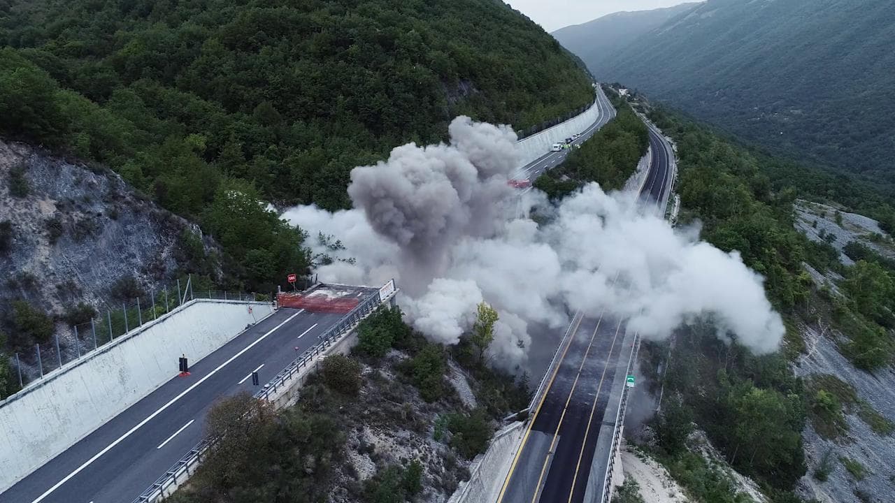 L'Aquila, abbattuto il Viadotto Cerqueta sulla A24: la demolizione controllata vista dal drone