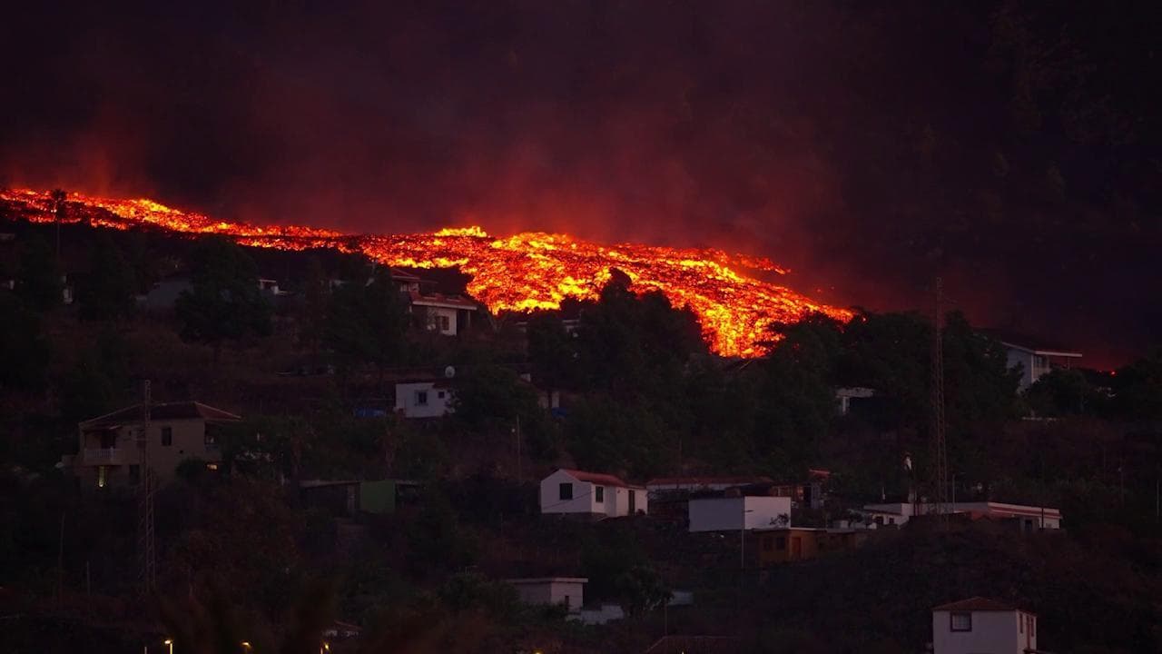 Canarie, l'avanzata della lava durante la notte: altre case a rischio a La Palma