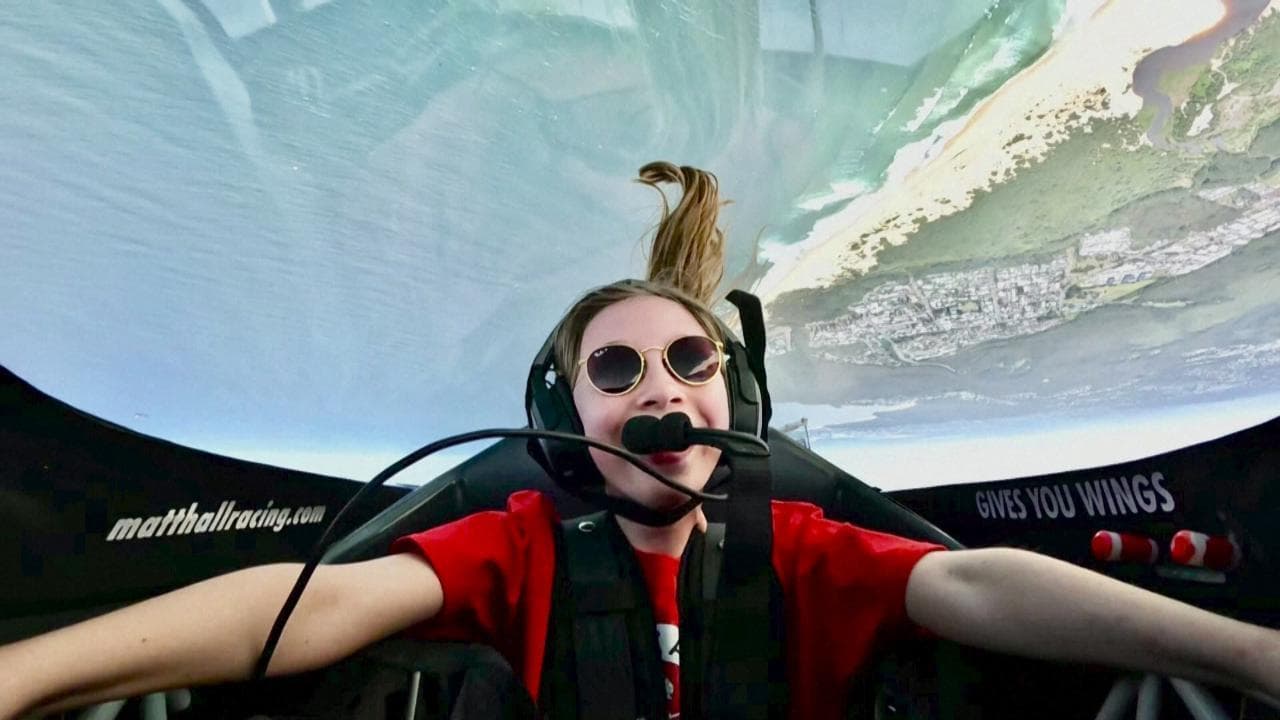 Non ha ancora frequentato le superiori ma già guida un aereo: la baby pilota che rivoluziona l'aviazione
