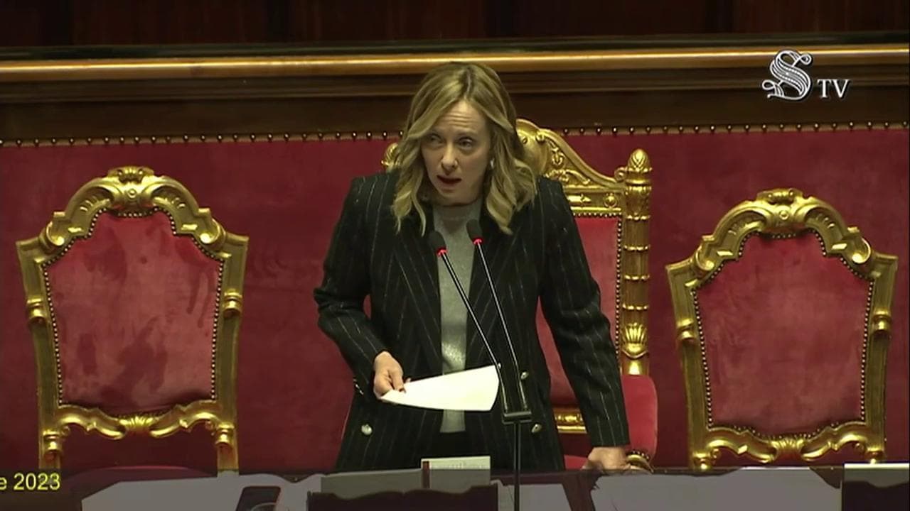 Senato, Giorgia Meloni mostra il fax di Di Maio sul Mes: "Il Governo Conte ci ha lasciato questo pacco"
