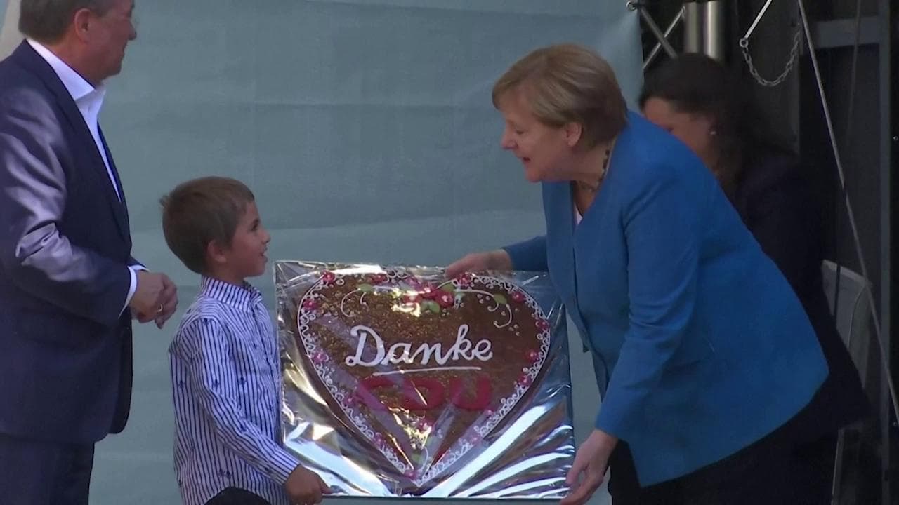 Germania, ultimo comizio prima del voto: un cuore di pan di zenzero per l'addio di Angela Merkel