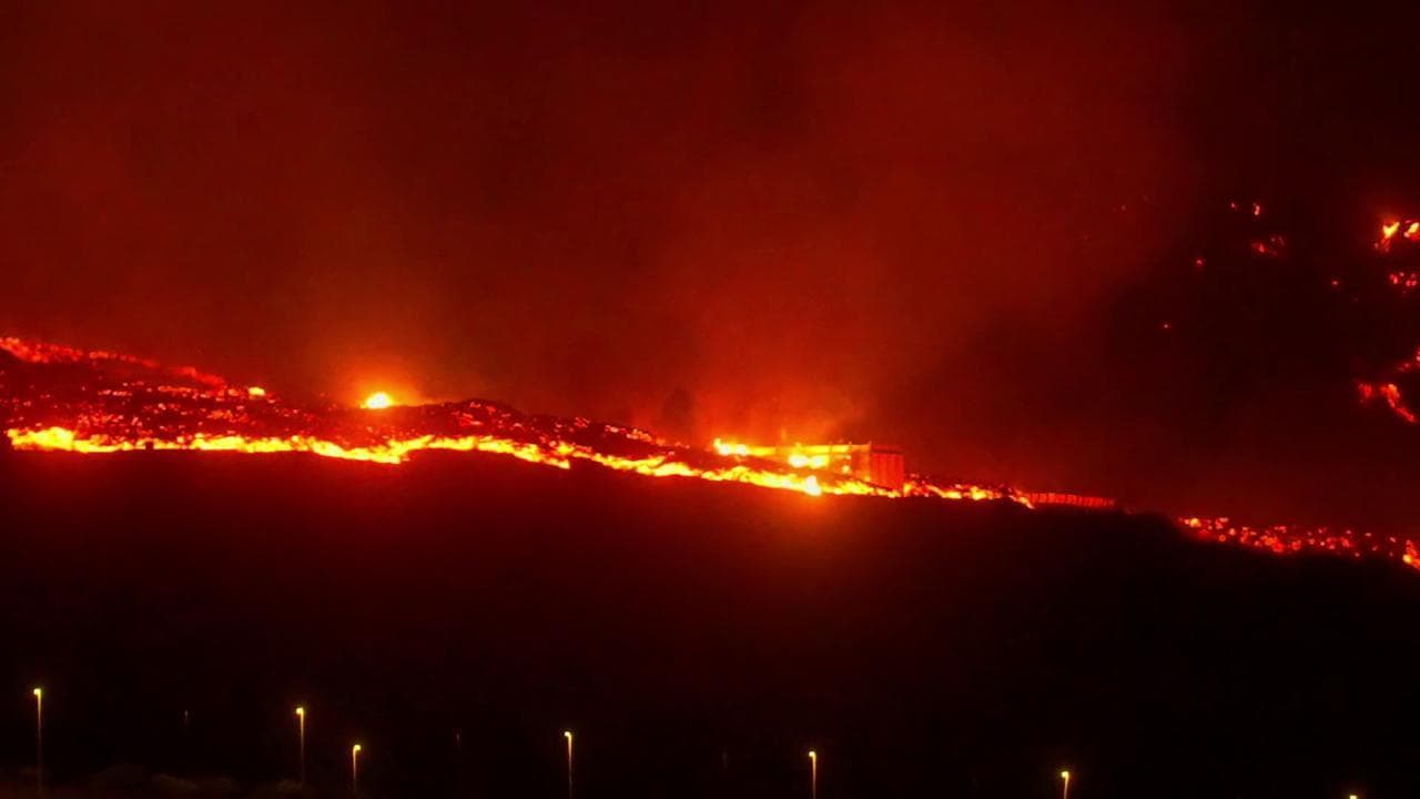 Canarie, nuova colata lavica nella notte: case travolte a La Palma. Il video velocizzato