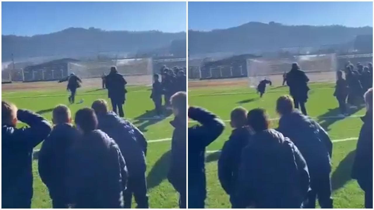 La papera del sindaco di Castelnuovo Garfagnana, tira il rigore ma finisce faccia a terra