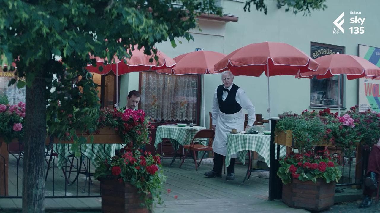 'La tamburina' diventa una serie tv: il cameo di John le Carré - clip in anteprima