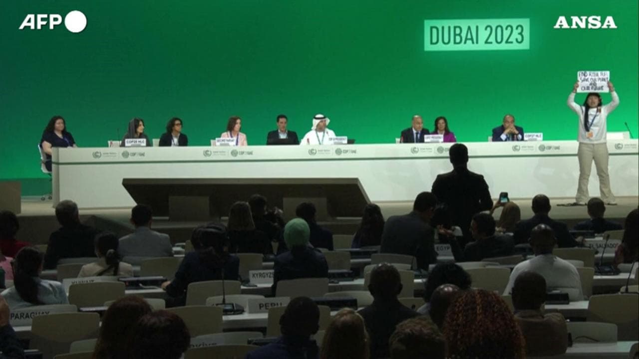 Dubai, Cop28: salta l’accordo sulla fine dei fossili. La contestazione dell’attivista ambientalista