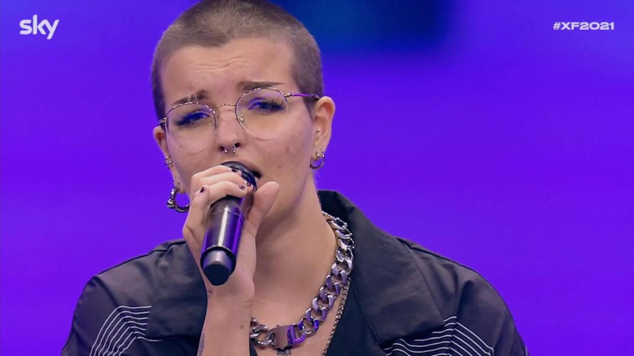 XFactor, soffre di crisi di panico e deve cantare seduta: Febe supera le paure e conquista tutti