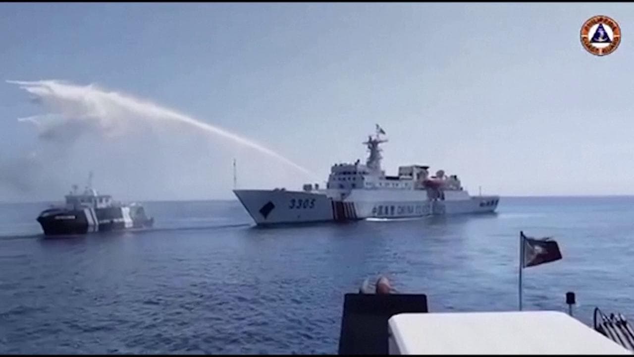 Navi cinesi sparano cannonate d'acqua contro imbarcazioni filippine: sale la tensione nel Mar Cinese
