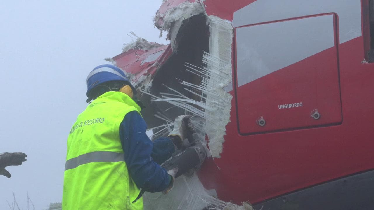 Incidente ferroviario Faenza, gli operai al lavoro sui "musi" dei treni per rimuoverli dai binari