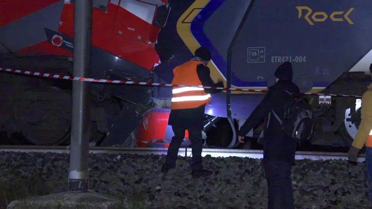 Incidente ferroviario a Faenza si scontrano due treni, le immagini ravvicinate dai binari