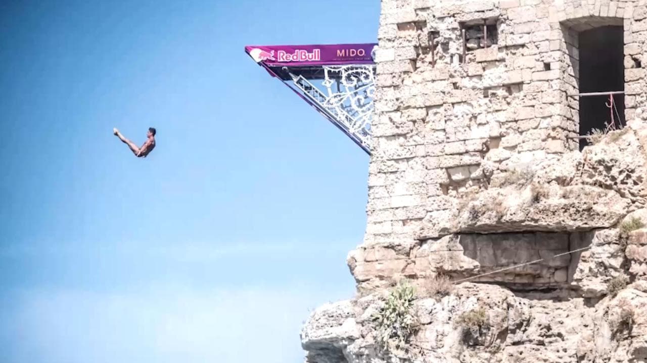 Polignano, i tuffi spettacolari della prima giornata della Red Bull Cliff Diving
