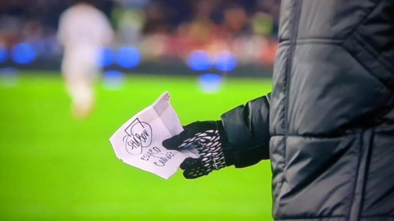 Il pizzino che Mourinho fa arrivare al portiere Rui Patricio nel finale di Roma-Fiorentina