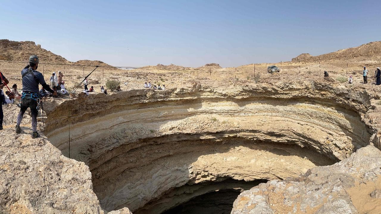 Yemen, per la prima volta speleologi si calano sul fondo del "Pozzo dell'Inferno" per oltre 110 metri