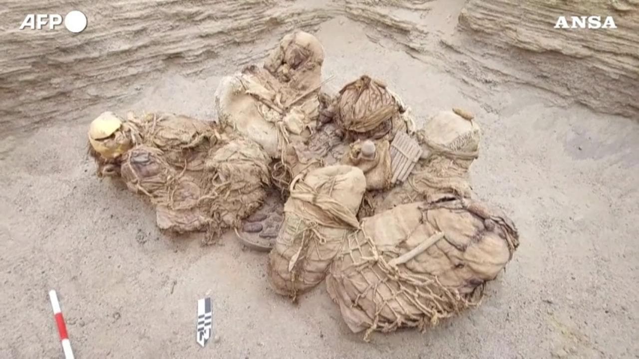 Perù, muratori scoprono per caso otto mummie di 800 anni fa