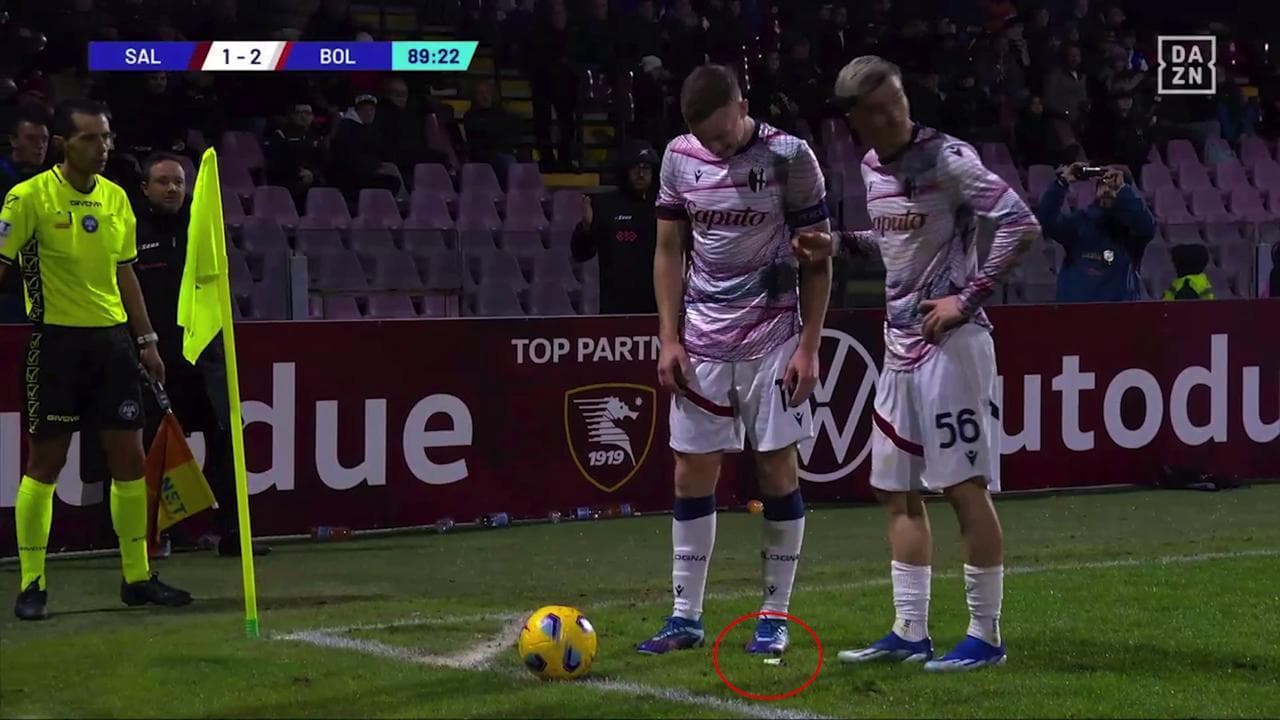 Salernitana-Bologna, un accendino lanciato dalle tribune colpisce Saelemaekers