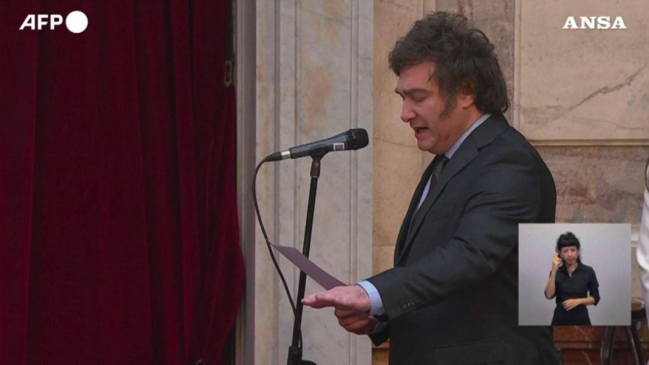 Argentina, Milei giura come presidente: dagli scranni della Camera si leva il grido "Libertà"