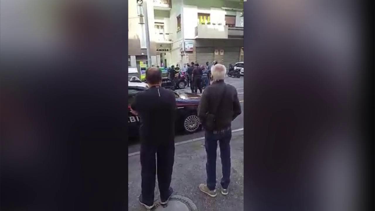 Trieste, disordini in posta: il candidato sindaco Ugo Rossi portato via dai carabinieri