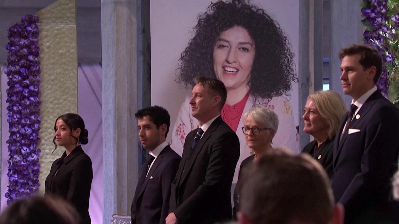 Consegnato Nobel per la Pace a Narges Mohammadi: è in carcere a Teheran, al suo posto sedia vuota