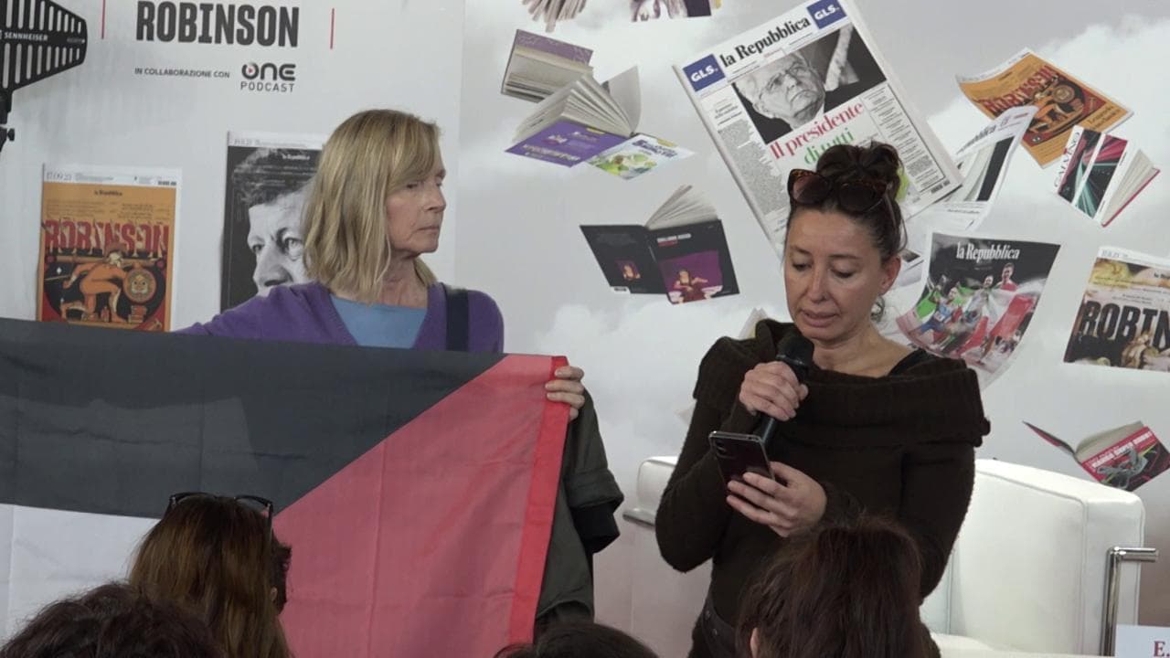 PLPL23, flash mob pro-Palestina allo stand di Robinson: "Chiediamo cessate il fuoco per fermare il massacro"